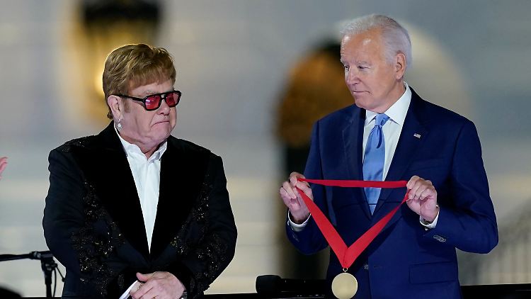 Am Ende der Aufführung verleiht Joe Biden Elton John die National Humanities Medal.