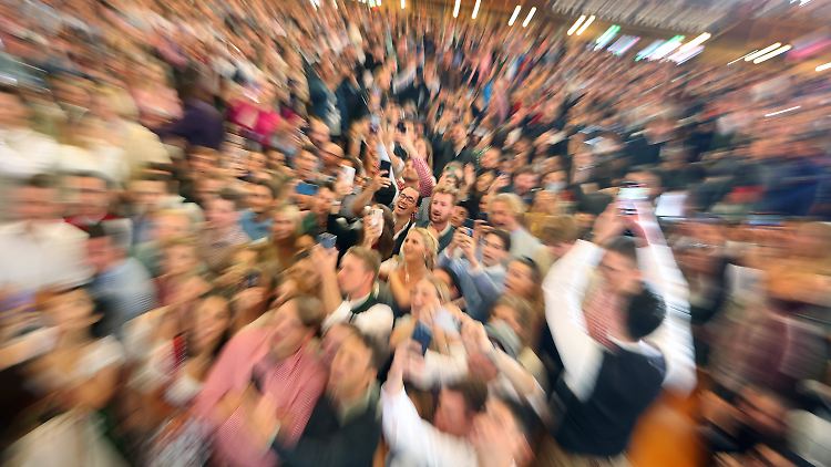 Wo viele Menschen zusammen kommen, besteht immer eine erhöhte Corona-Ansteckungsgefahr.