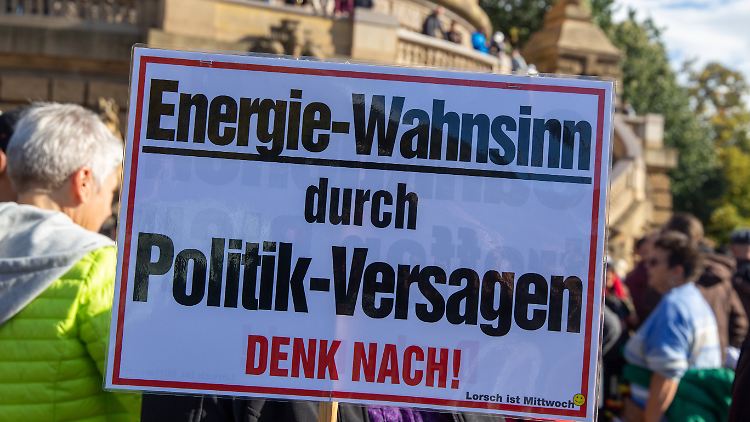 Protestplakat bei einer Demo in Mannheim: Die Russland-Sanktionen und die damit verbundene Energiekrise treiben hier die Menschen auf die Straße.