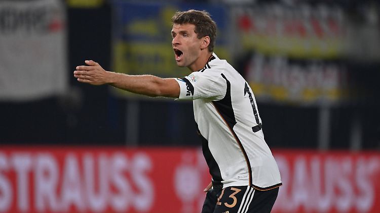 "Stoppen Sie diesen Zug! Wir müssen Luft holen", scheint Thomas Müller zu rufen. Doch niemand hört ihn im Getöse dieser Tage. 