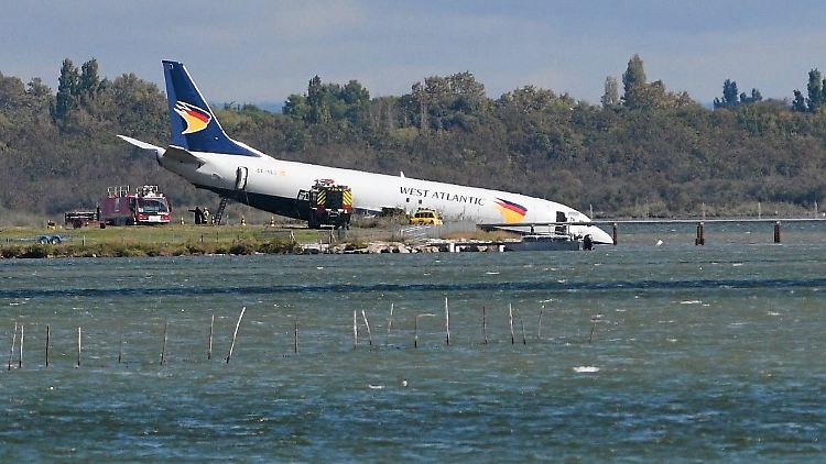 In dem Frachtflieger befanden sich außer drei Crew-Mitgliedern keine Passagiere.