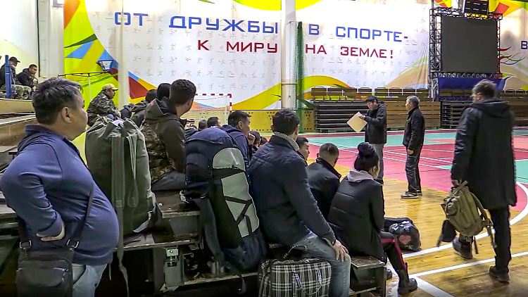 Reservisten in Jakutsk melden sich zum Kriegsdienst.