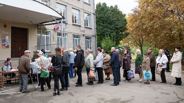 Russland verbreitete unter anderem dieses Bild von Menschen, die in Luhansk anstehen sollen, um ihre Stimme bei den von Moskau inszenierten Referenden abzugeben.