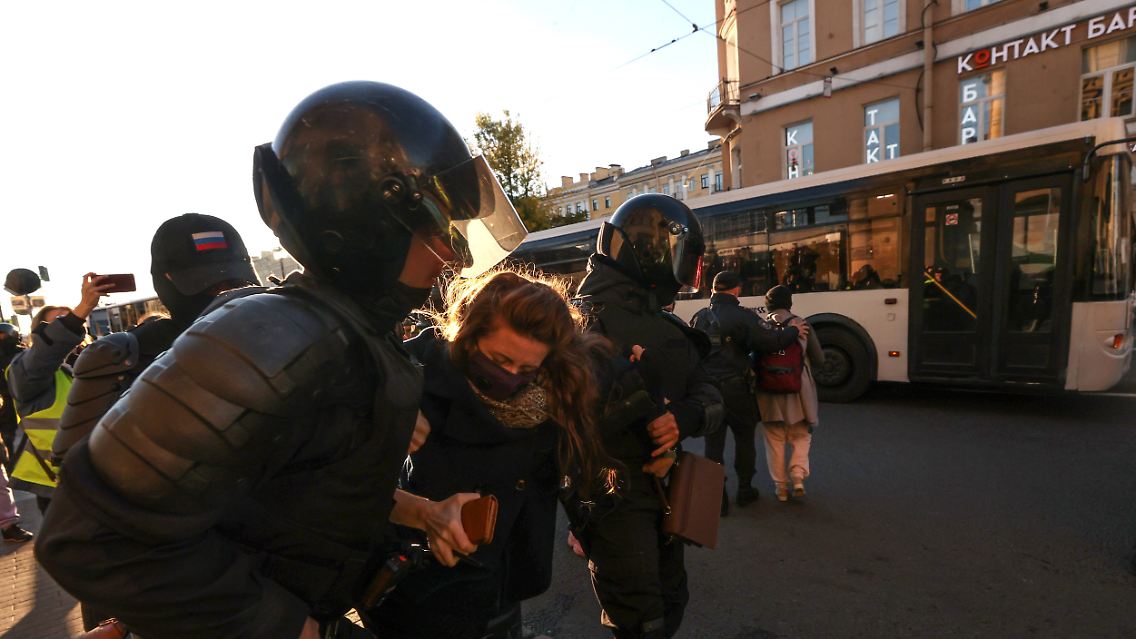 Die Polizei führt eine Demonstrantin in St. Petersburg ab.
