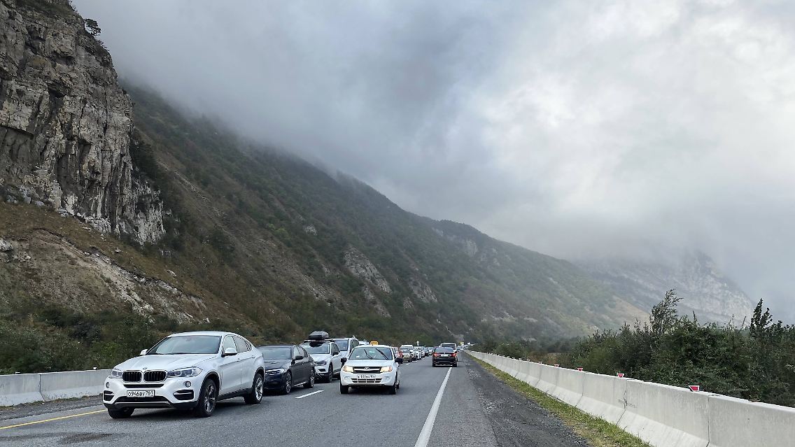 Autos stehen Schlange, um von Russland nach Georgien einzureisen. 