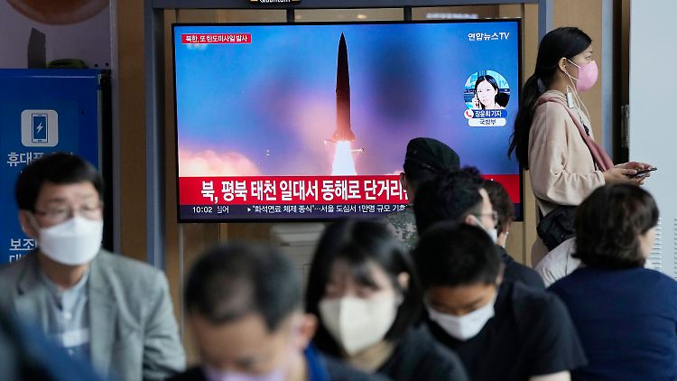 Die Nachricht über den neuen Raketentest läuft auf einem Bildschirm in einem U-Bahnhof in Seoul. 
