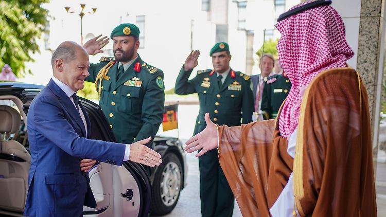 Handlungsreisender in Sachen Wasserstoff: Kanzler Scholz trifft Saudi-Arabiens Kronprinzen Mohammed bin Salman.