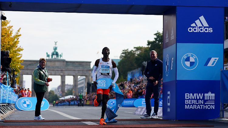 Vorübergehend sah es danach aus, dass Kipchoge sogar die 2-Stunden-Marke unterbieten könnte.