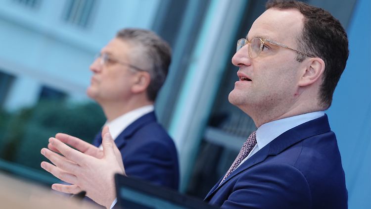 Noch keine zwölf Monate her, aber gefühlt Lichtjahre entfernt: Jens Spahn als geschäftsführender Gesundheitsminister bei einer Pressekonferenz zur Pandemie.