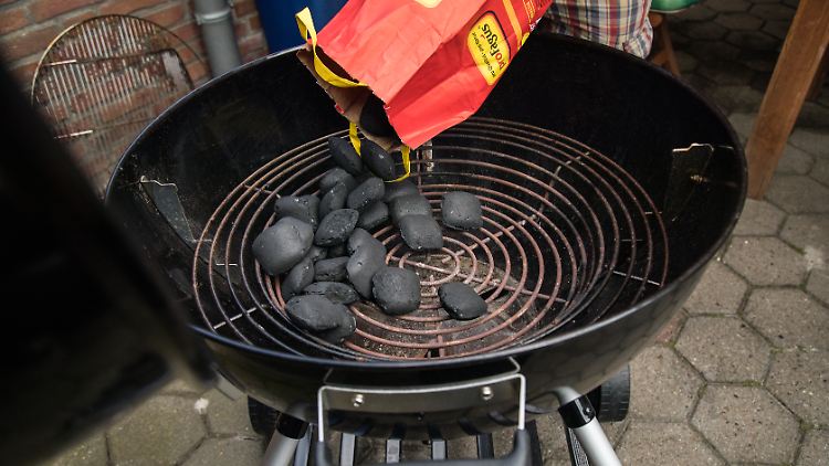 In geschlossenen Räumen können Kohlegrills zur Lebensgefahr werden.