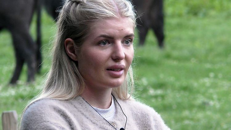 Hofdame Antonia muss sich von ihrem Bauern die widerlichsten Beleidigungen anhören.
