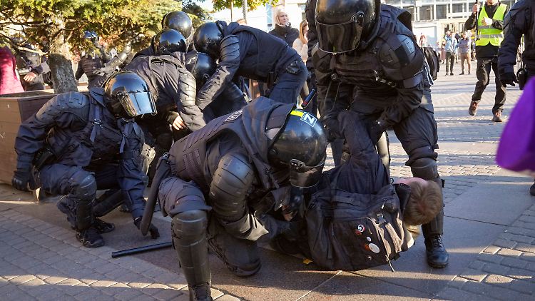 In vielen Städten, wie hier in St. Petersburg, ging die Polizei brutal gegen Anti-Kriegs-Demonstranten vor.