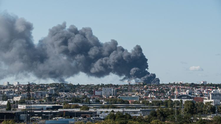 Gefahr bestehe trotz des Großbrandes für Anwohner nicht, erklärt die Pariser Feuerwehr.