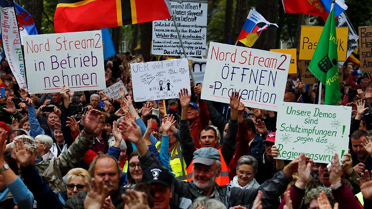 Bei der Demonstration waren auch Schilder mit Aufschriften wie "Unsere Regierung muss weg" zu sehen.