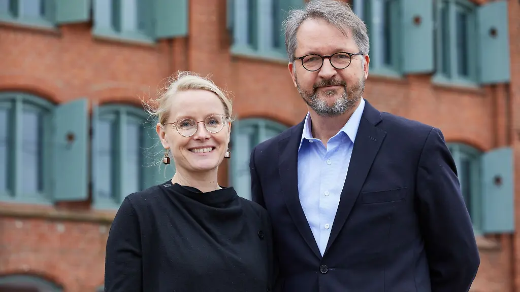 Michael-Angern-und-Peggy-Morenz-Unternehmer-und-Gruender-der-Stiftung-Die-Eiche-stehen-vor-einem-historischen-Kornspeicher