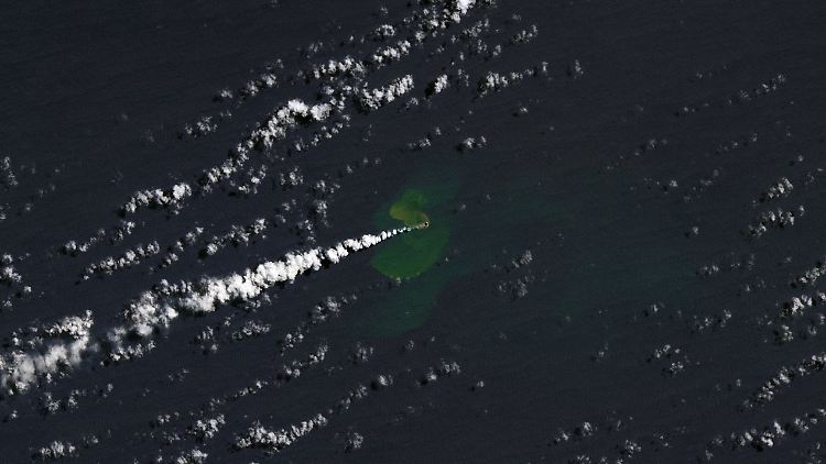 Satellitenaufnahmen zeigen, dass etwa 250 Kilometer nördlich der Hauptinsel Tongatapu etwas aus dem Wasser lukt.