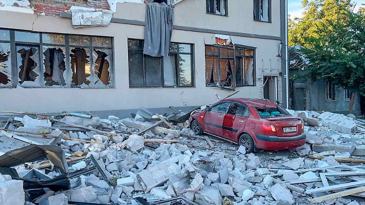 Bei einem Angriff auf ein Hotel in Cherson sind nach russischen Angaben zwei Menschen getötet worden.