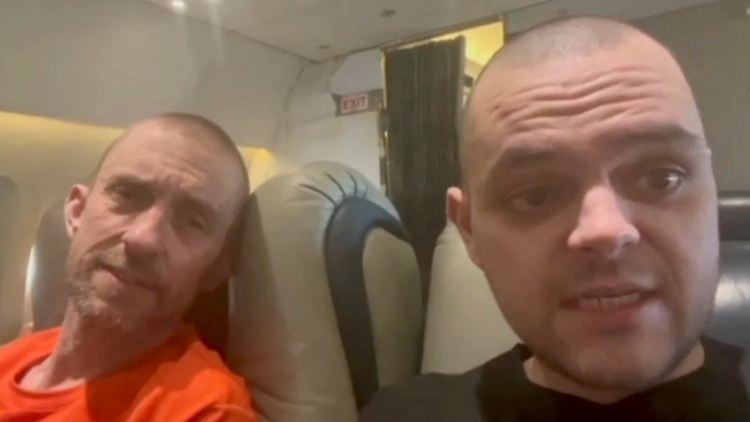 Aiden Aslin (r.) wurde im Zuge eines Häftlingsaustauschs zwischen Russland und der Ukraine befreit. 