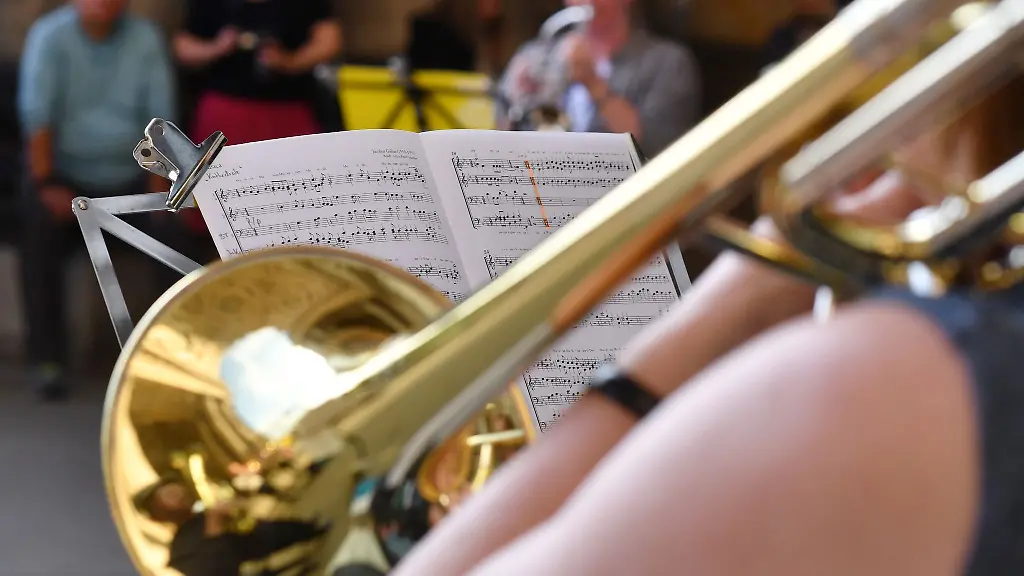 Der-Blaeserkreis-vom-Posaunendienst-in-der-Evangelischen-Kirche-Berlin-Brandenburg-schlesische-Oberlausitz-spielt-im-Rahmen-der-Fete-de-la-Musique-in-den-Arkaden-des-Berliner-Doms