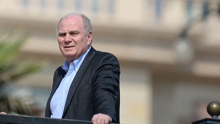 Uli Hoeneß verteidigt die Transferpolitik des FC Bayern auf der Torwartposition.