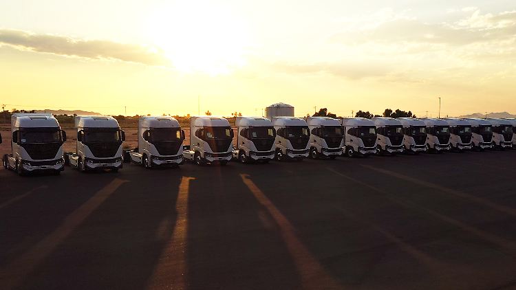 Elektro-LKW wie der Nikola Tre BEV werden mittlerweile in Serie gebaut. Auf der IAA Transportation gaben Nutzfahrzeuge mit Elektroantrieb den Ton an.