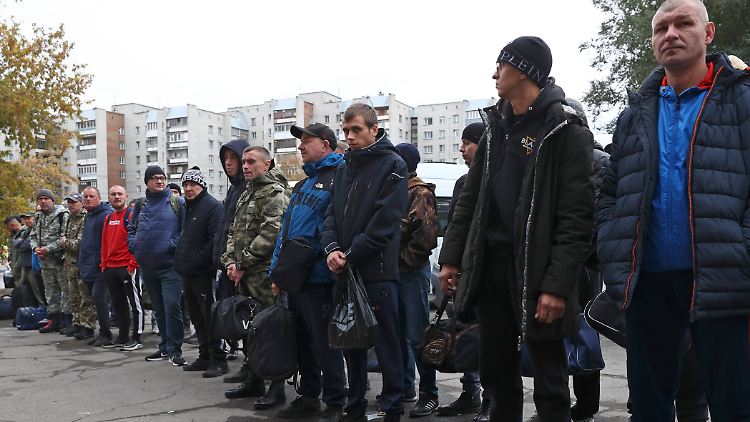 Russland versucht derzeit mindestens 300.000 Kämpfer für den Krieg in der Ukraine zu rekrutieren.
