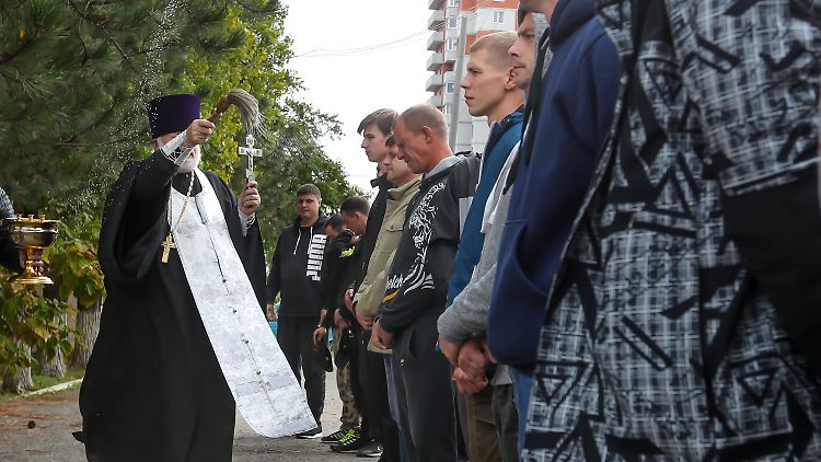 Der Segen der orthodoxen Kirche muss bisweilen die Ausbildung ersetzen: Russische Rekruten, gesegnet in Wolgograd.