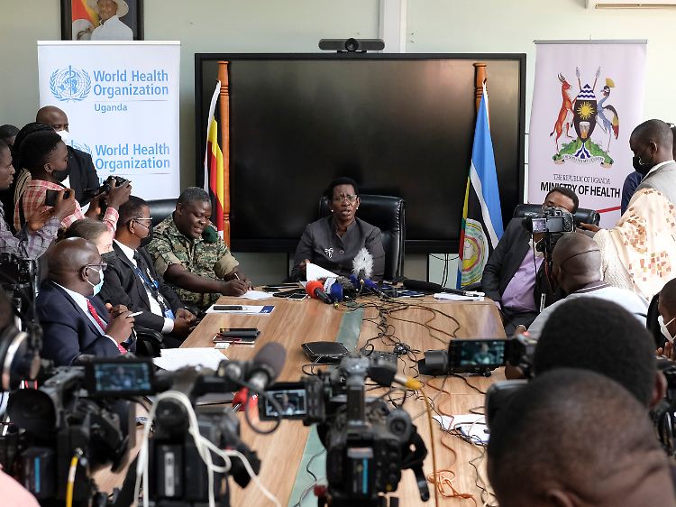 Pressekonferenz in Kampala: Diana Atwine (M.), Staatssekretärin des ugandischen Gesundheitsministeriums spricht.