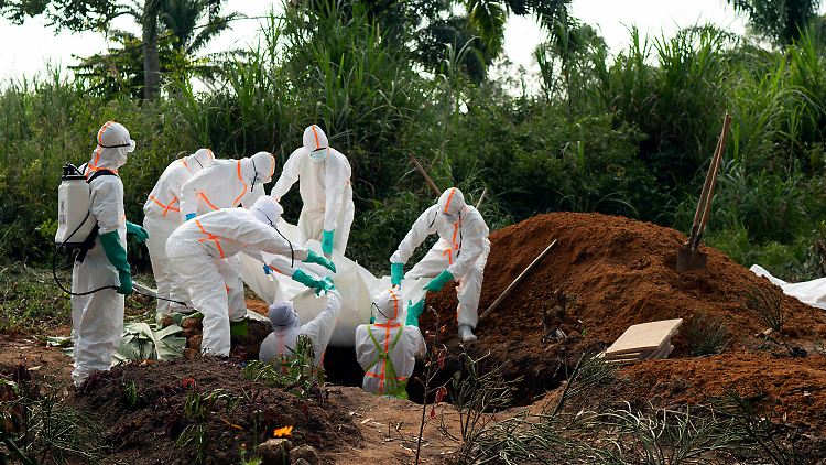 Tödlich, aber beherrschbar: In Schutzbekleidung begraben Helfer einen Ebola-Toten, hier im Kongo (Archivbild).