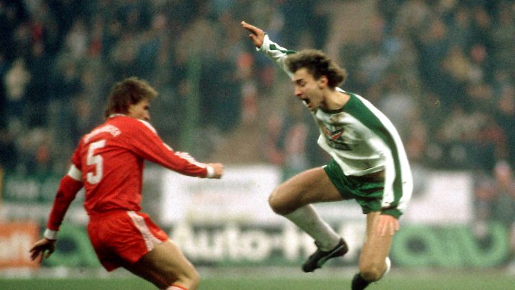 Keine Kompromisse: Klaus Augenthaler zerlegt Rudi Völler.