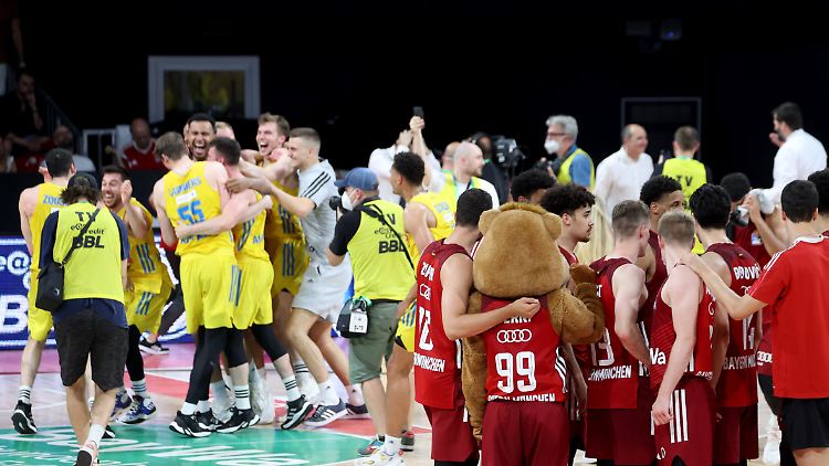 Finals 2022: Alba Berlin jubelt, der FC Bayern München um Maskottchen Berni trauert. 
