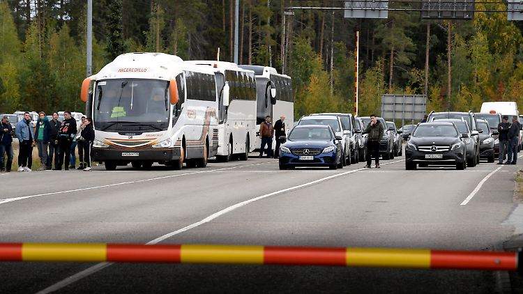 Am finnisch-russischen Grenzübergang Vaalimaa stehen am Sonntag Tausende Russen an, um ihr Land zu verlassen.