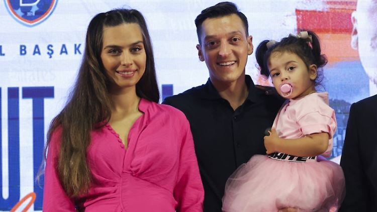 Bekommen weiteren Familienzuwachs: Mesut Özil mit seiner damals noch schwangeren Frau Amine und Tochter Eda bei der Vertragsunterzeichnung mit Medipol Basaksehir im Juli 2022.