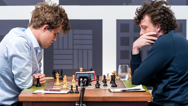 Die Protagonisten der bizarren Schach-Fehde: Magnus Carlsen (l.) und Hans Niemann.