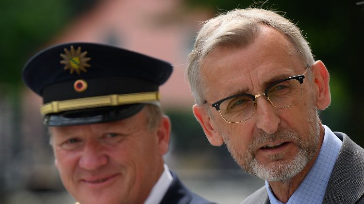 Sachsens Innenminister Schuster (r.) wirft dem Bund freiwillige Aufnahmeprogramme zulasten der Länder vor. 