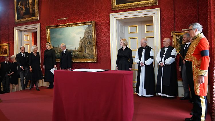 Ganz rechts im Bild überwacht Edward Fitzalan-Howard, Herzog von Norfolk, die Trauerzeremonie nach dem Tod der Queen.