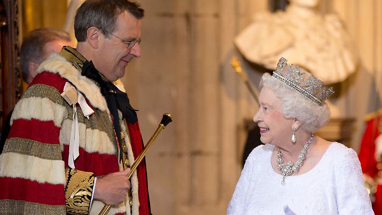 2014 scherzt der Herzog von Norfolk mit der Queen, deren Beerdigung er bereits seit Jahren durchorganisiert.