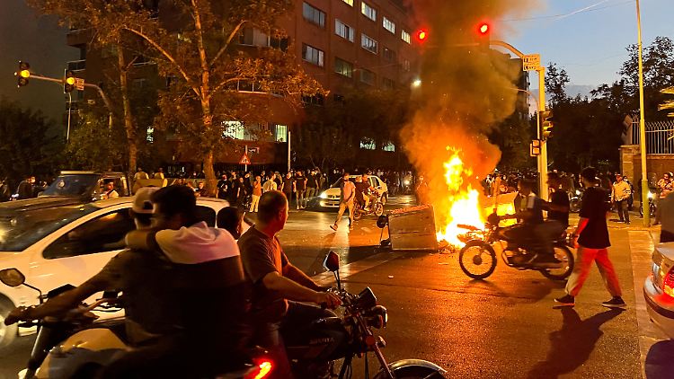 Trotz Hunderter Festnahmen reißen die Proteste im Iran nicht ab.