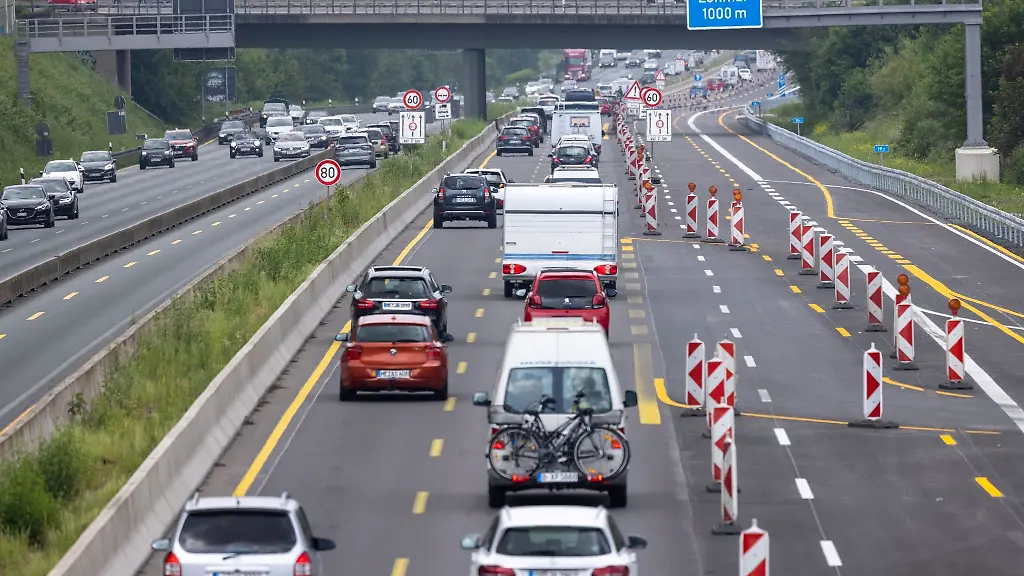Zahlreiche-Autos-fahren-am-Pfingstmontag-auf-der-Autobahn-A3-durch-eine-Baustelle