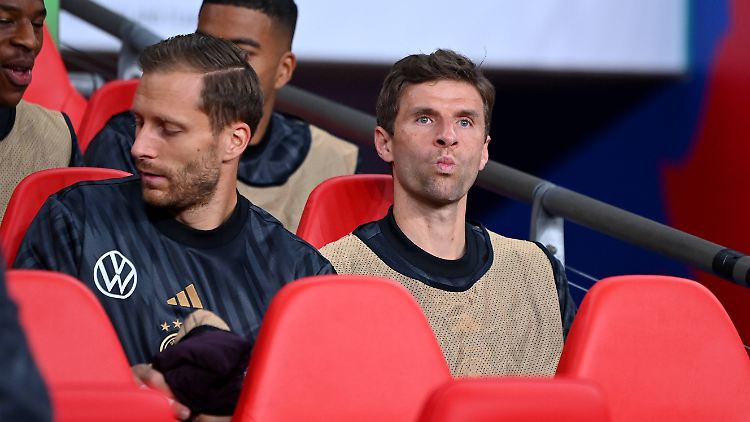 Thomas Müller saß, wie mit Hansi Flick verabredet, in Wembley zunächst nur auf der Bank.