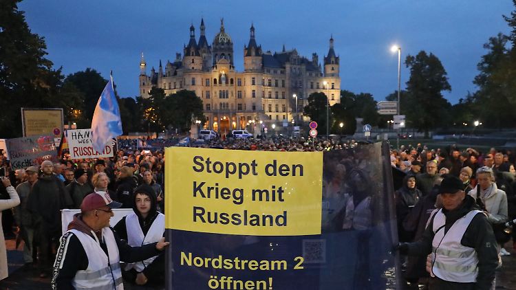 In Schwerin solidarisieren sich Demonstranten mit Russland.