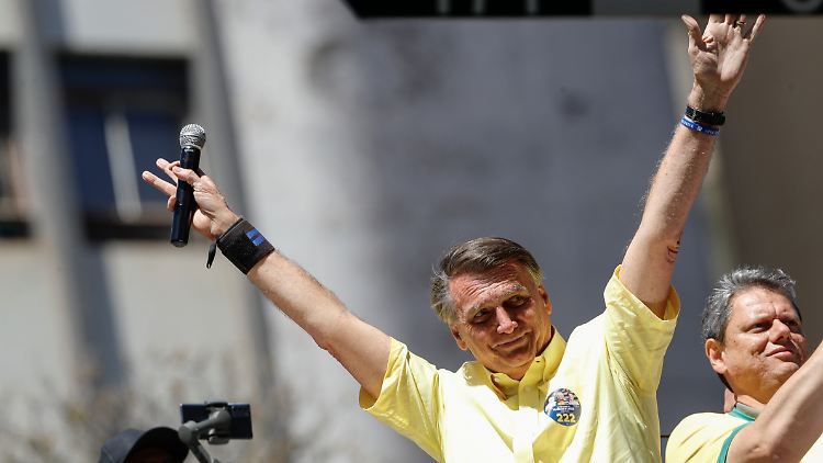Brasiliens Präsident Bolsonaro in Siegergeste. Experten werfen ihm jedoch vor, das Land international isoliert zu haben. 