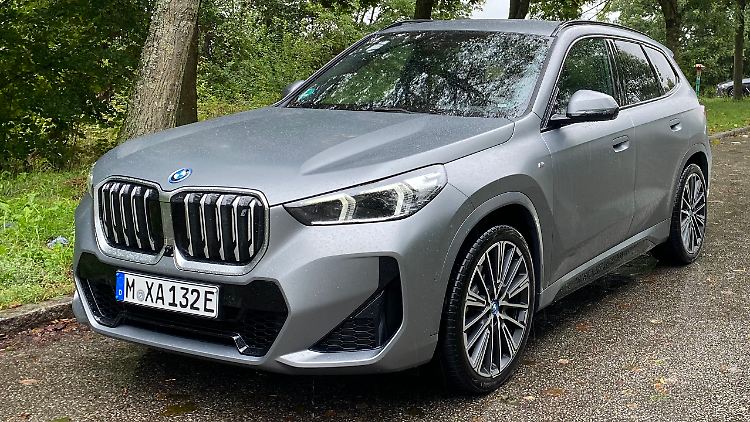 Das blau umrandete BMW-Signet ist ein sicheres Zeichen für die BEV-Version.