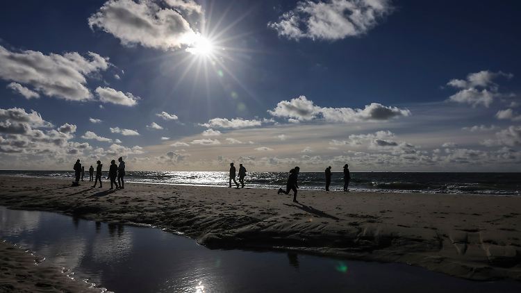 Hier tummeln sich noch nicht ganz so viele Menschen: ein Strand in Schleswig-Holstein.