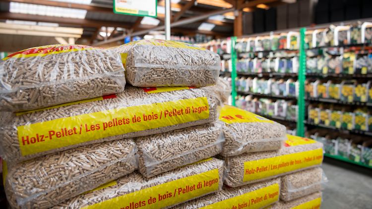 Um 54 Prozent soll sich das Heizen mit Holz verteuern, schätzt die Beratungsgesellschaft co2online.