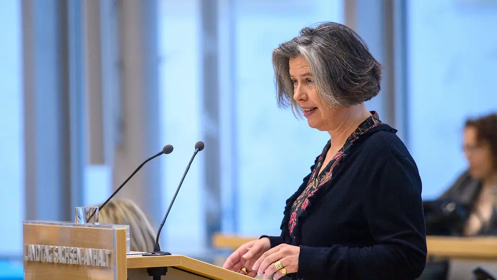 Tamara-Zieschang-CDU-Ministerin-fuer-Inneres-und-Sport-des-Landes-Sachsen-Anhalt-spricht-im-Landtag-zu-den-Abgeordneten