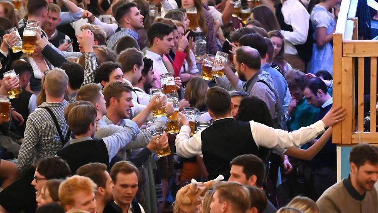 Was viele Experten bereits vorab vermuteten, scheint sich nun zu bewahrheiten: Rund anderthalb Wochen nach Start des Münchner Oktoberfests geht die Zahl der Corona-Infektionen deutlich nach oben. 