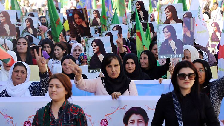 Die Proteste im Iran halten bereits seit zehn Tagen an.