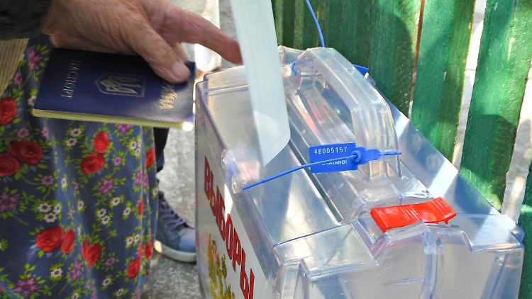 Am heutigen Dienstag gehen in den vier ukrainischen Regionen die Abstimmungen zu Ende.
