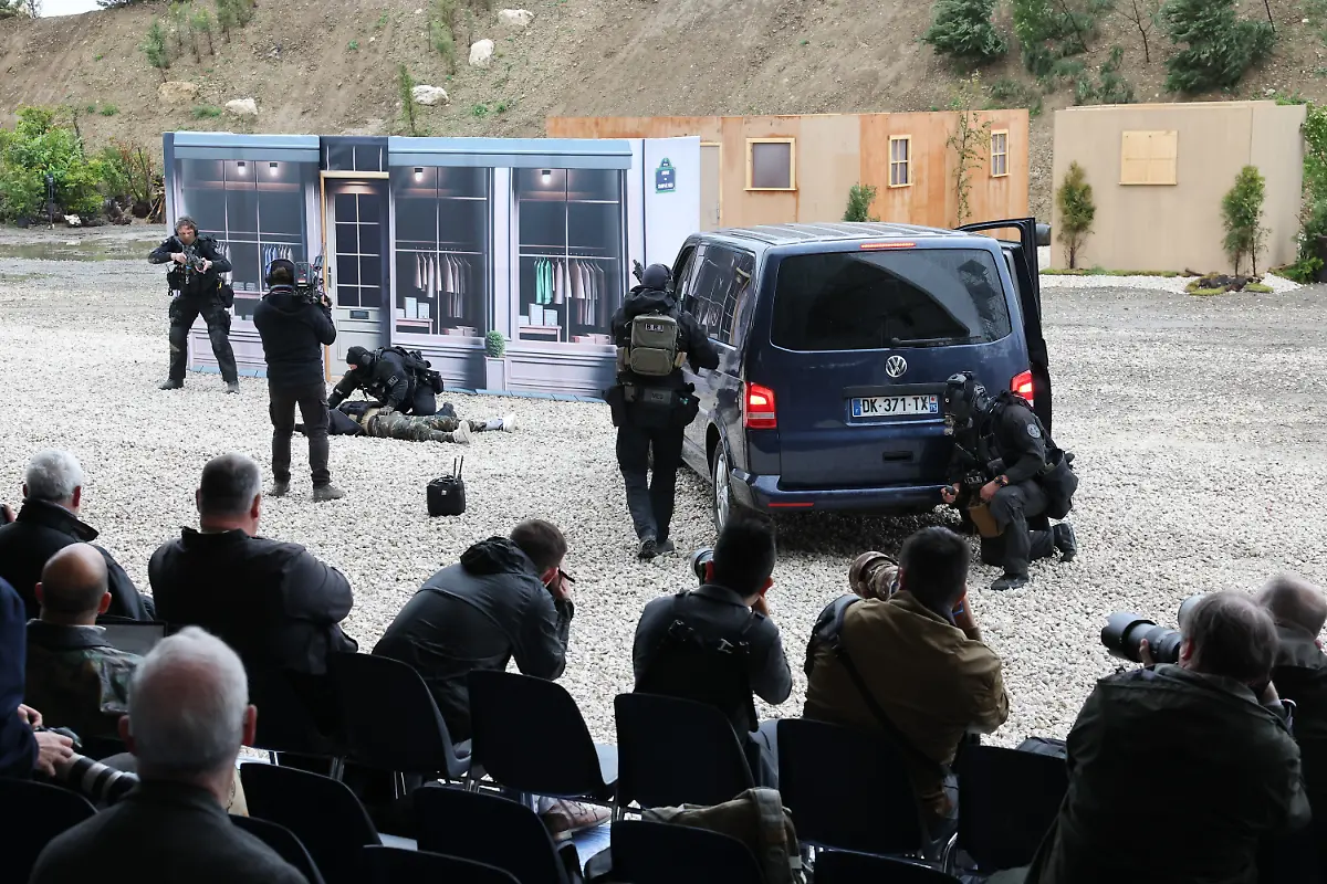 b7ec6d0e-ca18-4c9d-943d-c5cf5610caf5